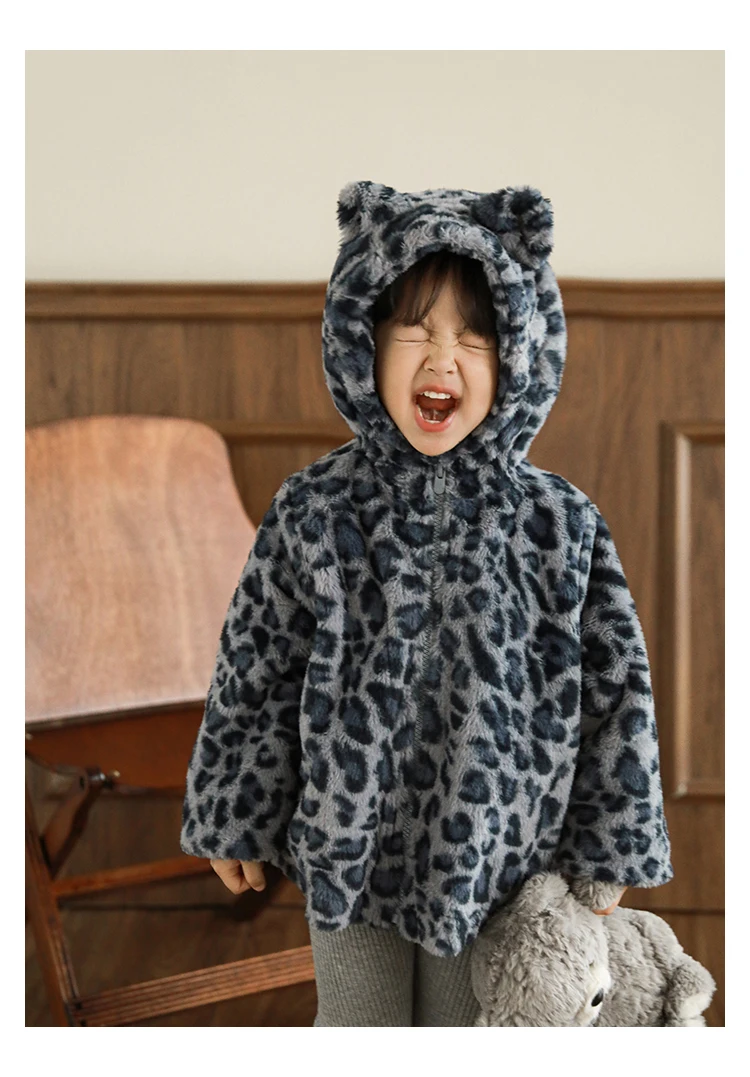 طقم بناتي 2025 بنقشة الفهد الأزرق معطف حراري من القطيفة وأكمام جورب ملابس شتوية سميكة من الصوف مقاومة للرياح للأطفال من سن 1 إلى 7 سنوات #4