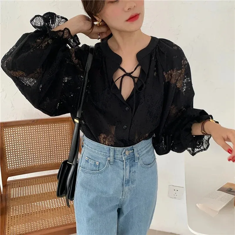 Camicia di pizzo Sexy Vintage per le donne camicetta con scollo a v manica lanterna moda donna top bottoni larghi camicie da donna da ufficio Blusas 10202