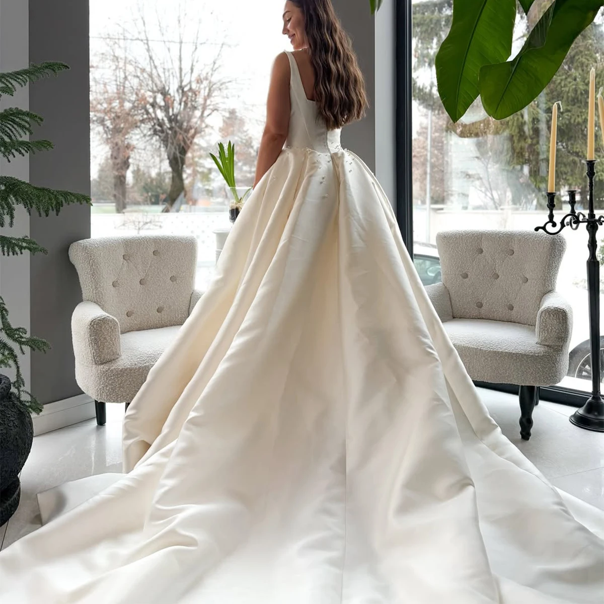 ชุดแต่งงานทรงบอลกาวน์ผ้าซาตินประดับมุกแบบโรแมนติก พร้อมชายกระโปรงยาว ทรงเอไลน์ เปิดหลัง สำหรับเจ้าสาวและงานเลี้ยง  ชุดราตรีสำหรับผู้หญิง  ชุดเจ้าสาวแบบยาว