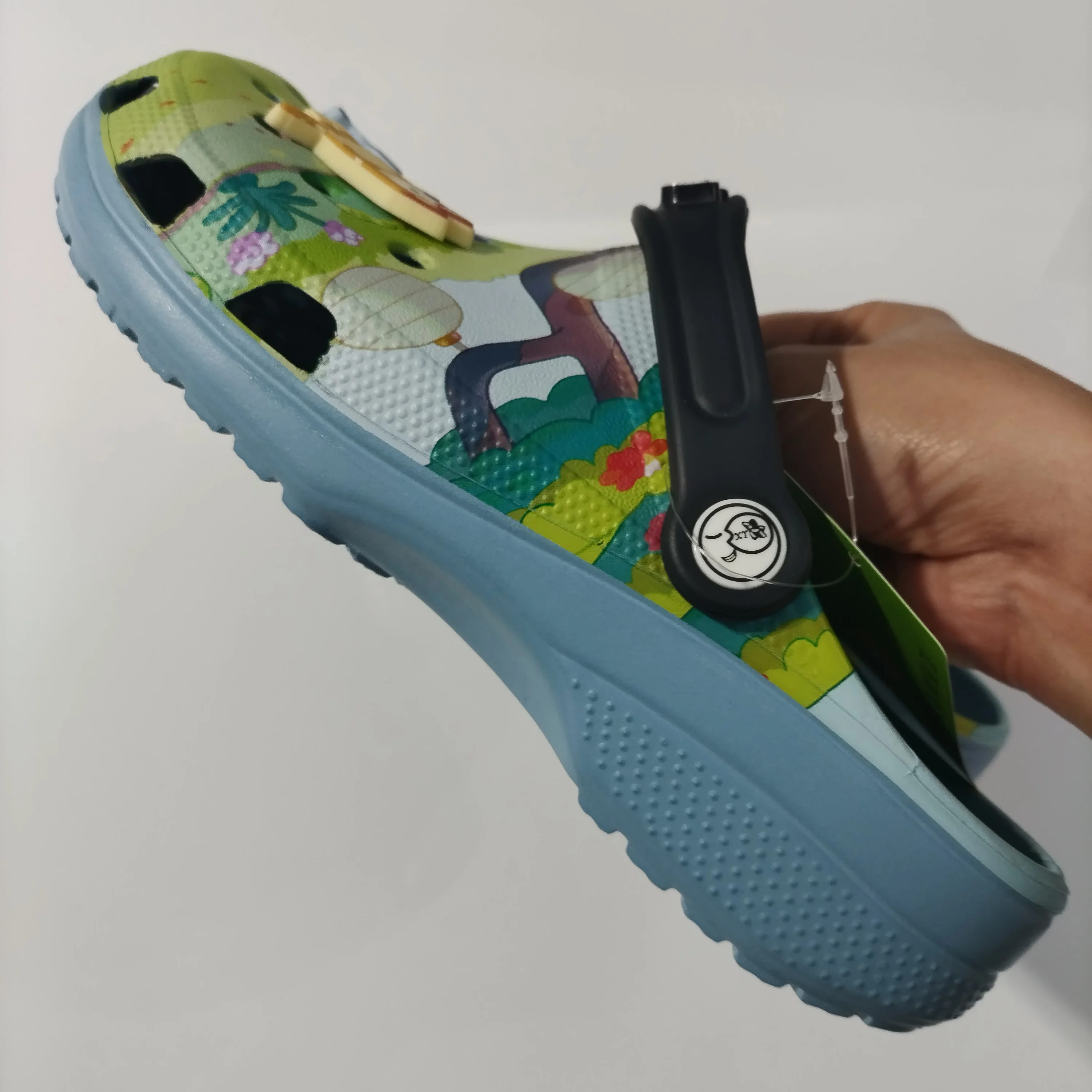 รองเท้าแตะลายการ์ตูนบลูอี้ แบบสวม ทำจากวัสดุ EVA ระบายอากาศได้ดี เหมาะสำหรับใส่ในบ้าน กันลื่น ทันสมัย ใส่ได้ทั้งในบ้านและนอกบ้าน รองเท้าชายหาด รองเท้าสำหรับผู้ใหญ่