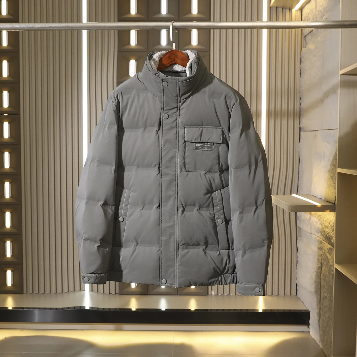 

Мужская зимняя теплая шерстяная куртка с воротником-стойкой, наполненная пухом, из полиэстеровой ткани, модная городская модель с длинными рукавами на молнии.