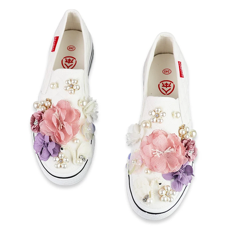 Spring and Autumn new women black and white Hand-made Flower one-legged Canvas Shoes Trendy Fashionable Couple Shoes