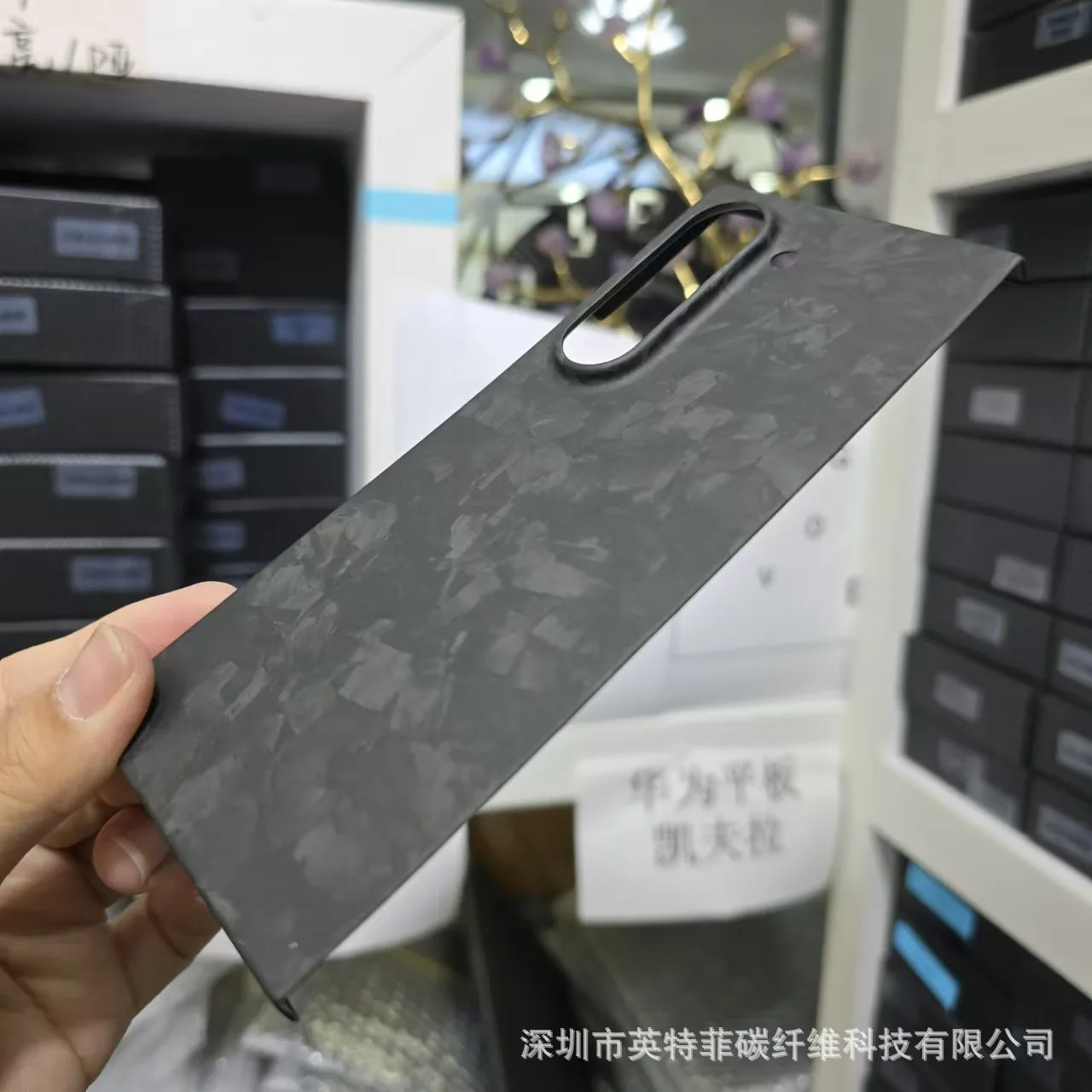 

Applicable to Samsung Fold6 mobile phone case carbon fiber full-pack forging Z FOLD6 folding protective case against falls