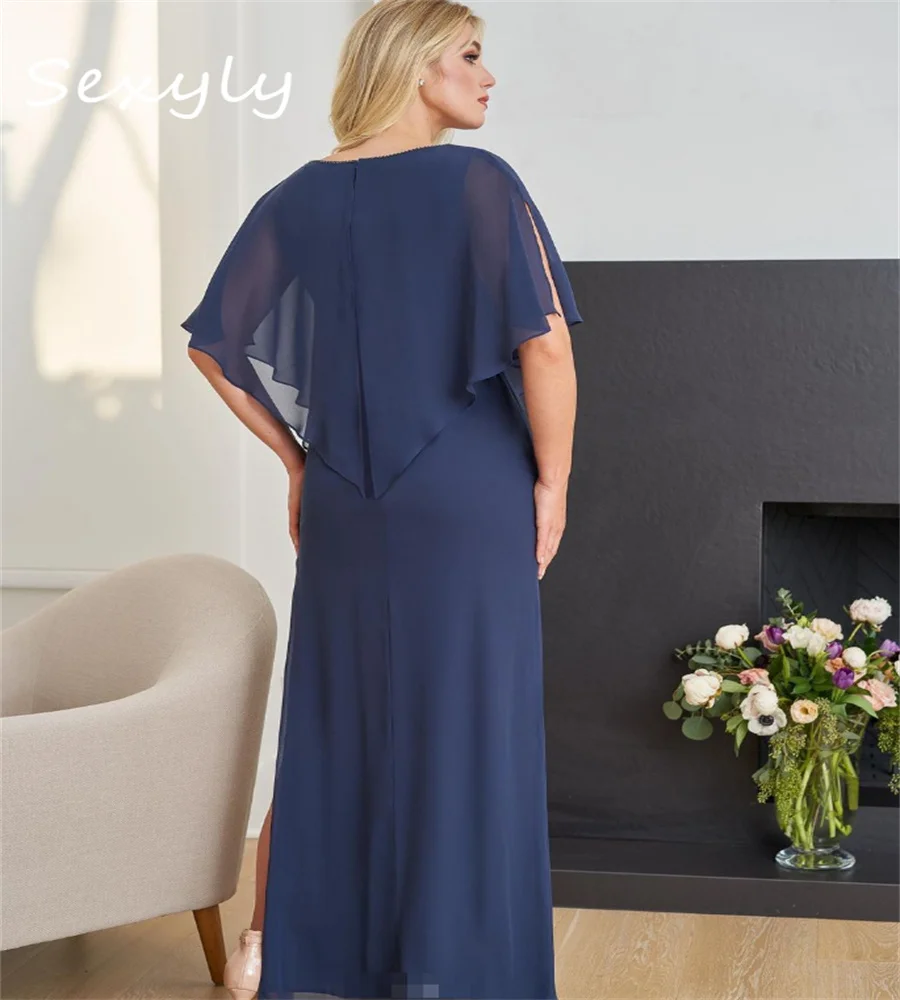 Elegant Navy Blue Mother Of The Bride Dress With Cape Plus Size Chiffon Wedding Guest Dress Side Slit Women Formal Evening Gown