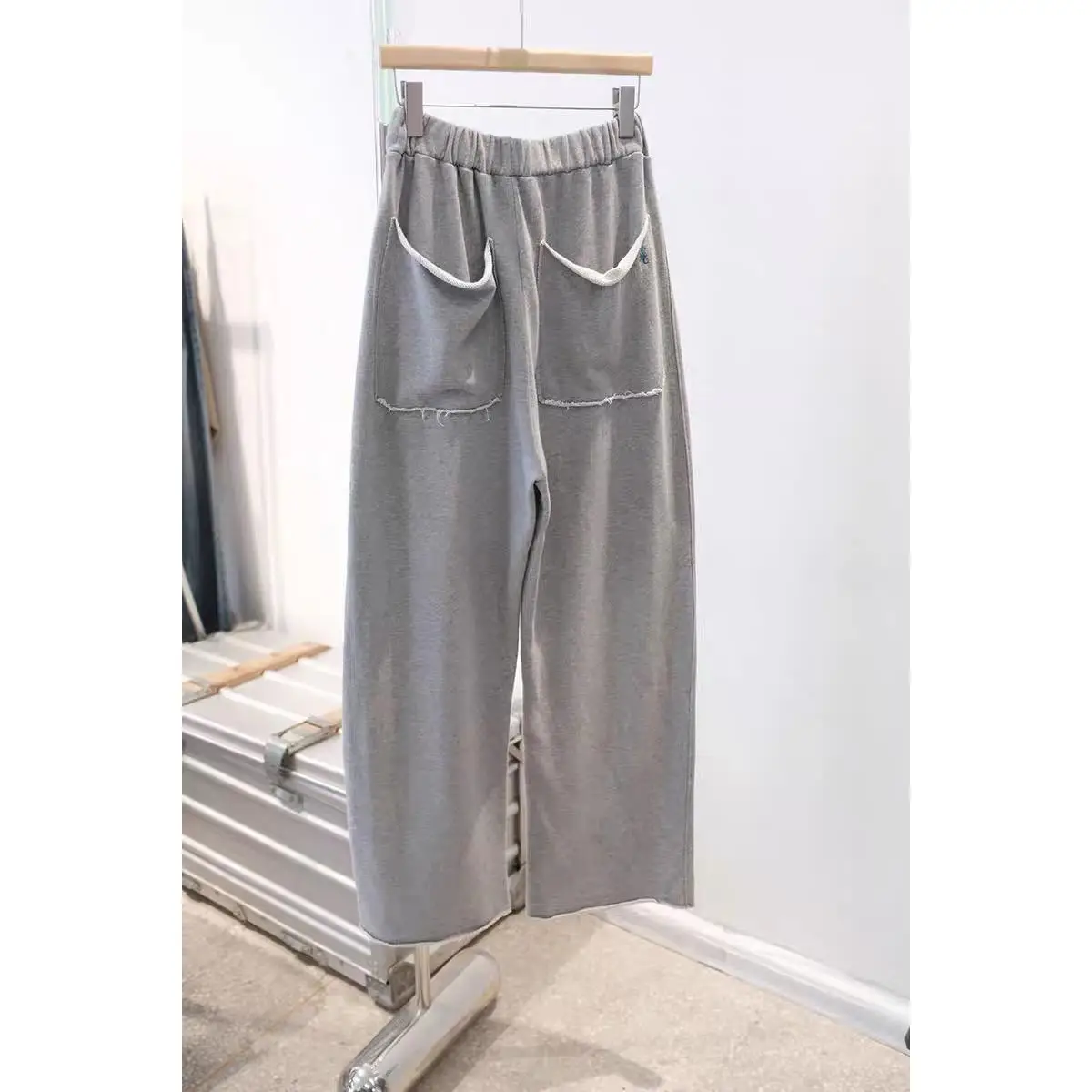 

Повседневные свободные женские спортивные брюки с эластичным поясом и рваным краем, универсальные, удобные, широкие штанины, лето 2026, новинка