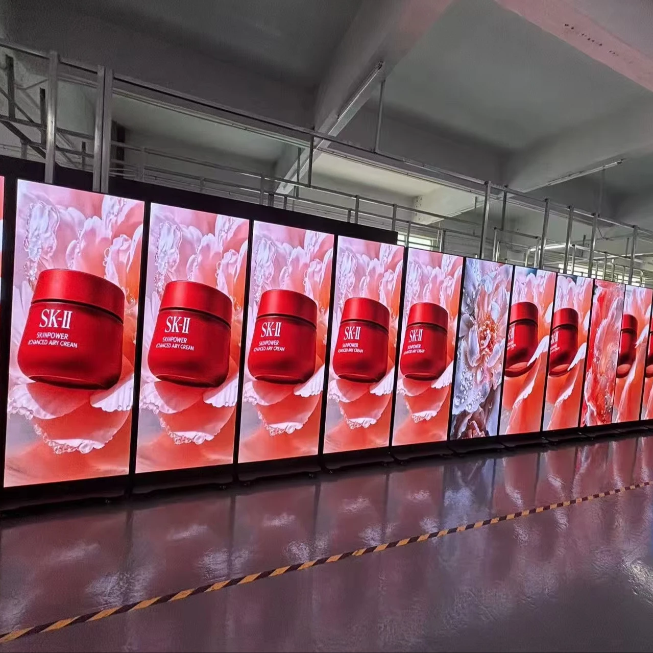 P2.5 1920640mm Seamless Splicing LED Screen Portable Smart Digital Poster Player Indoor Commercial Advertising Display