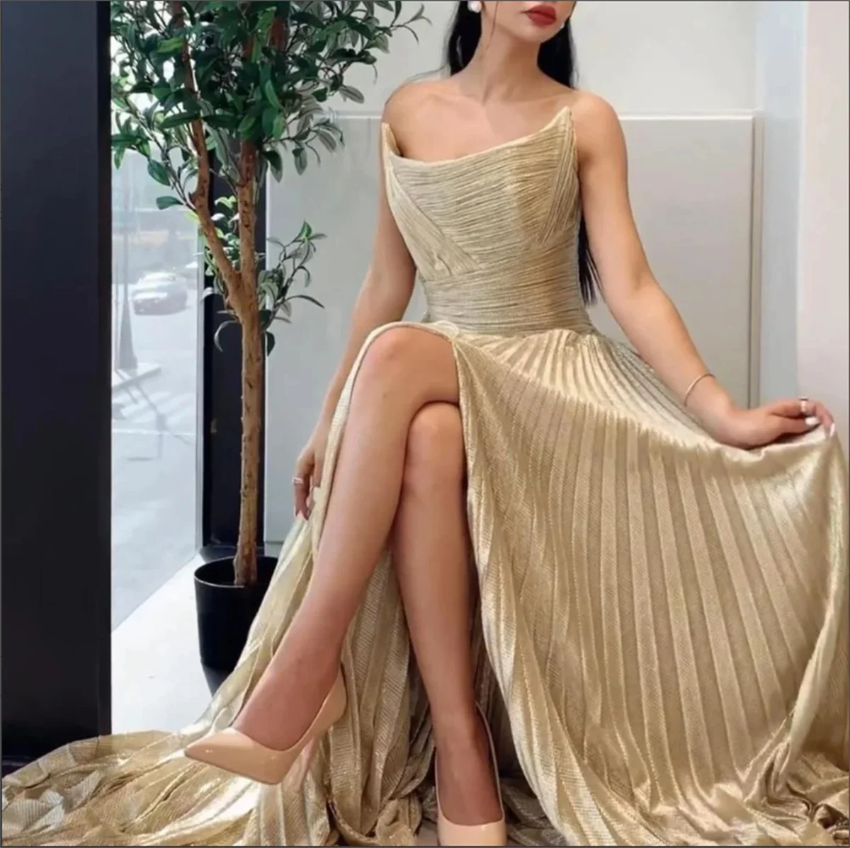 

Fashionable Champagne Bandeau Evening Dress Sexy Cut-Out Back Velours Fabric Prom Dress to Floor-Length Latest Sweetheart Custom