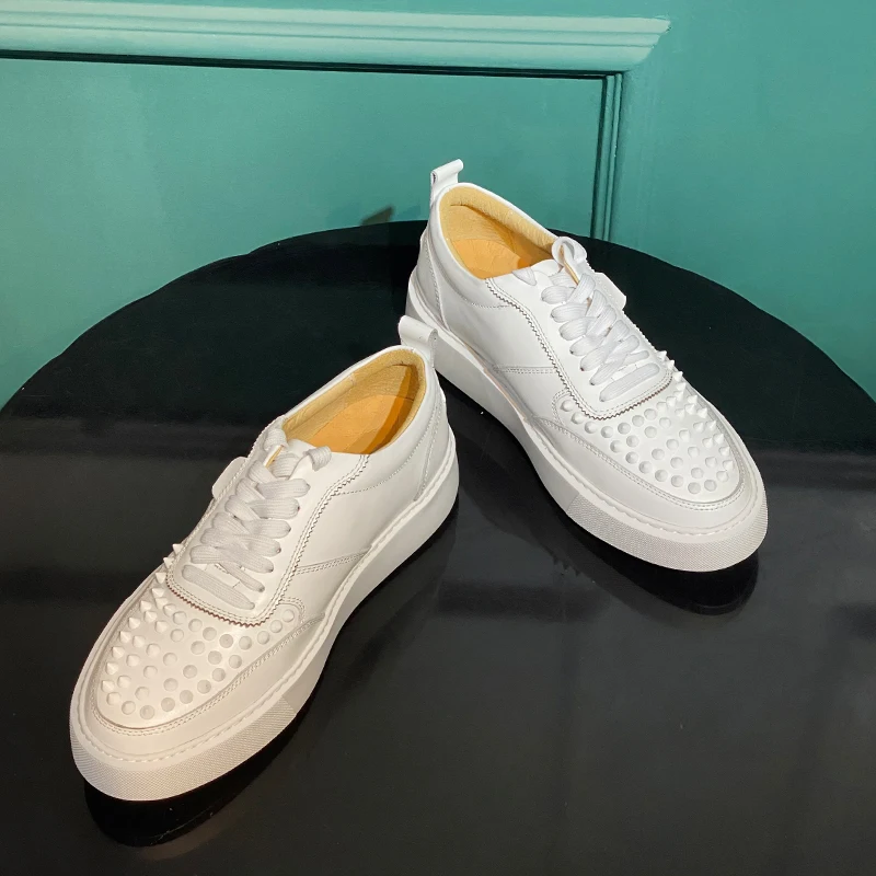 

Fashion White Skate Shoes Men Trendy Sneakers Rivets Cow Leather Street Outdoor Flats Women Casual Sports Shoes Zapatos