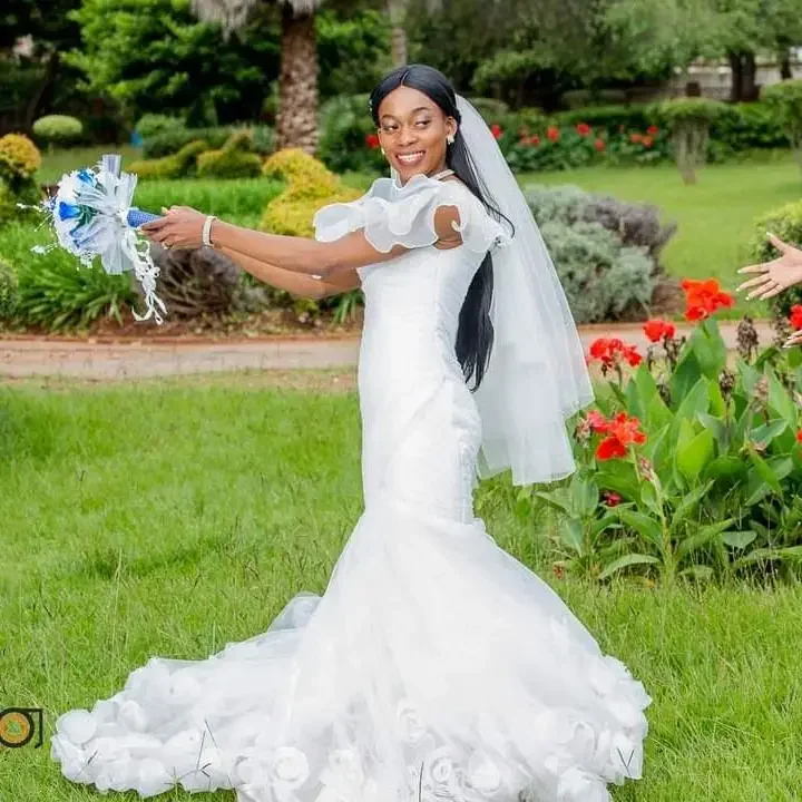 Vestido de novia personalizado con volantes y hombros descubiertos, cola de barrido, elegante vestido de novia de sirena para jardín