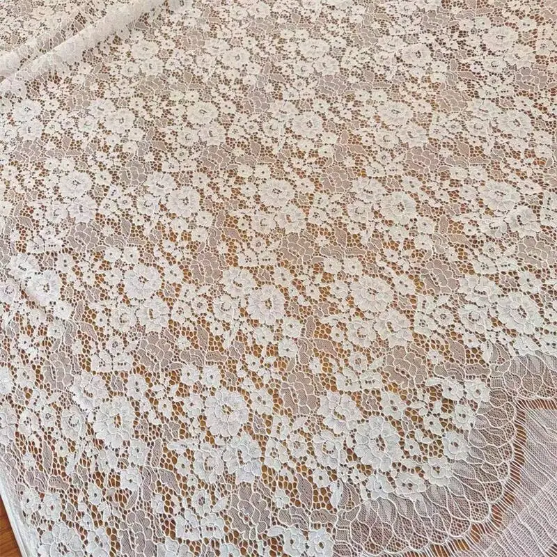 3 Meter Baumwollseil-Stickerei-Wimpernspitzenstoff. Weiße Hochzeitskleid-Blumen-Nähzubehör von hoher Qualität. – Detail 9