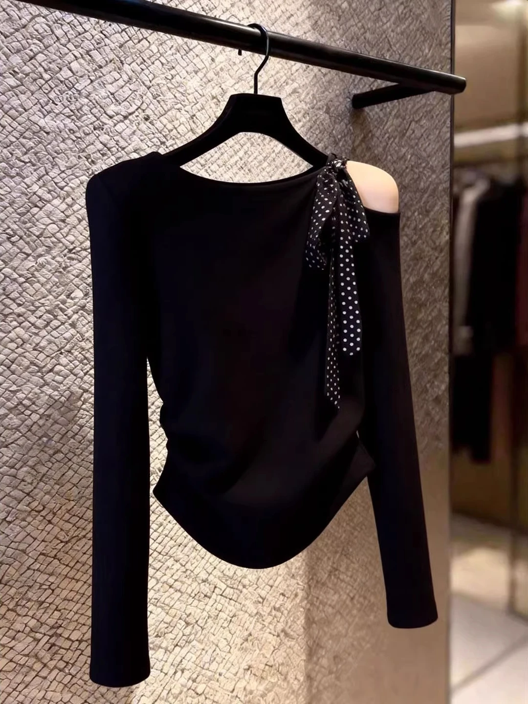 Camiseta Elegante com Ombros à Mostra e Nó, Manga Longa, Estilo Casual, Design Simples e Versátil, Sensação de Alta Qualidade para a Primavera