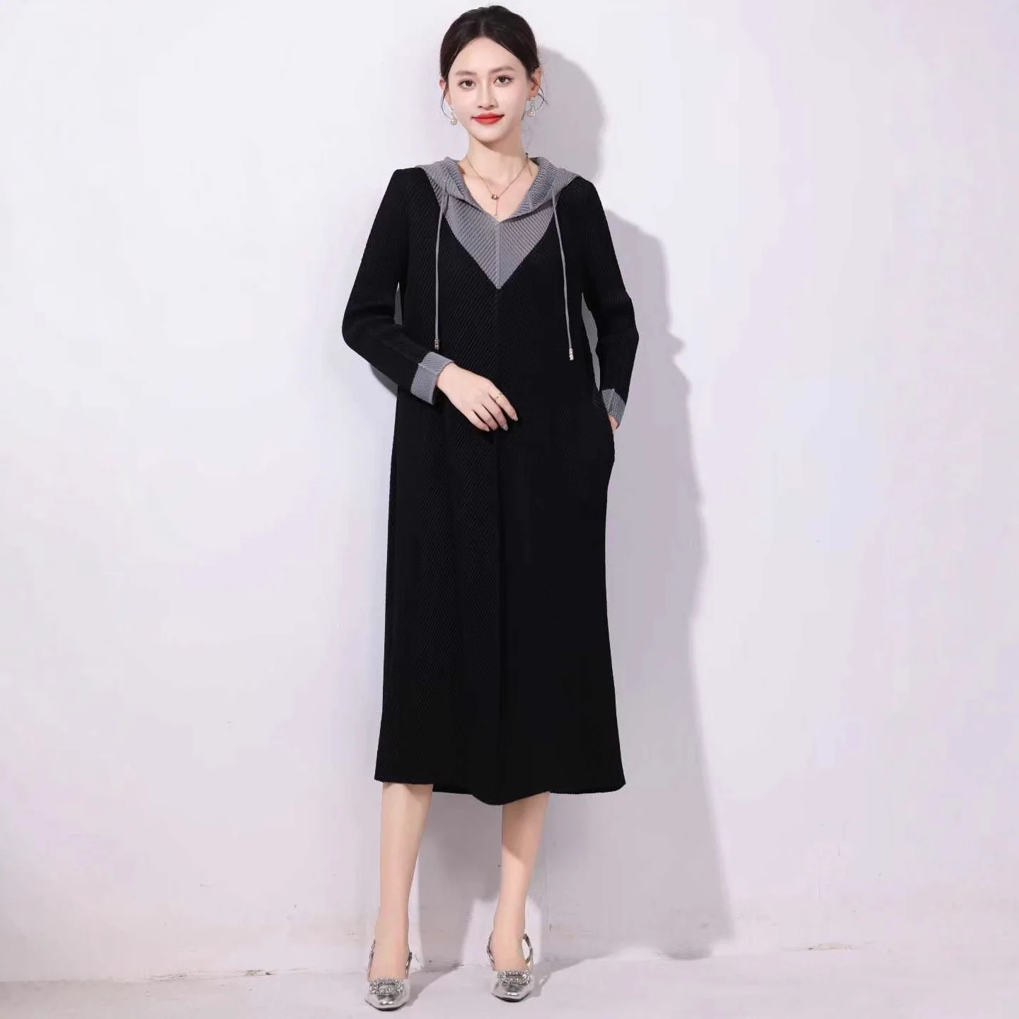 

Miyake Pleated 2025 New Autumn Hooded Dress, Loose and Casual, Simple Pleated Straight Tube Skirt, Fashionable Skirt Pleated