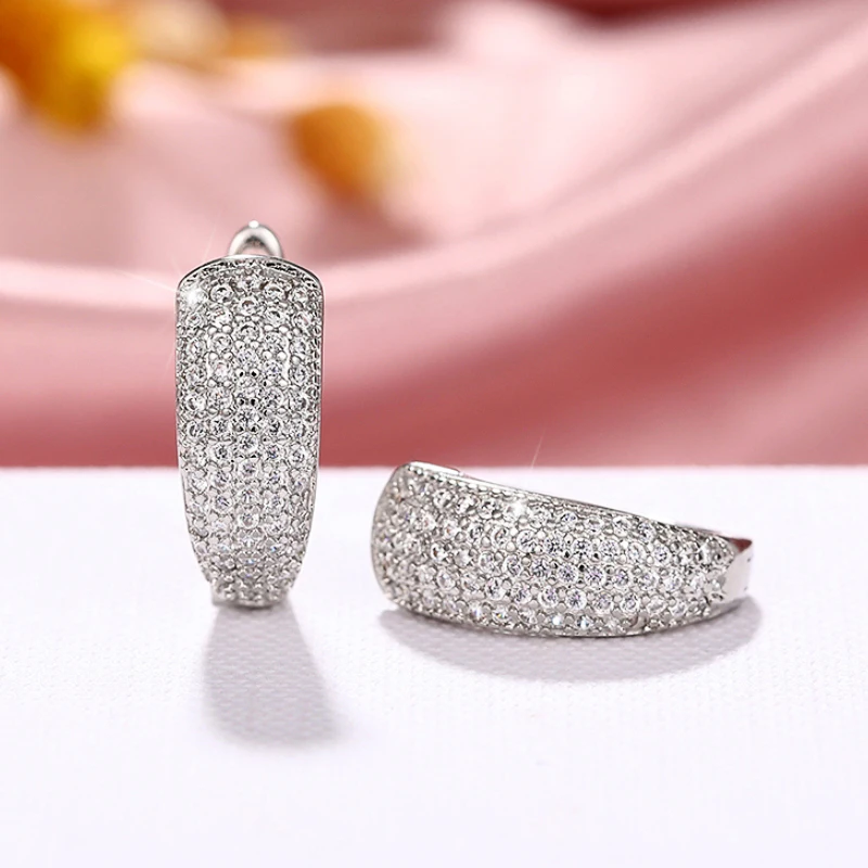 Huitan Schillernde weiße/schwarze Zirkonia-Creolen für Frauen, modernes Modedesign, exquisite weibliche Ohrringe, Hochzeitsschmuck