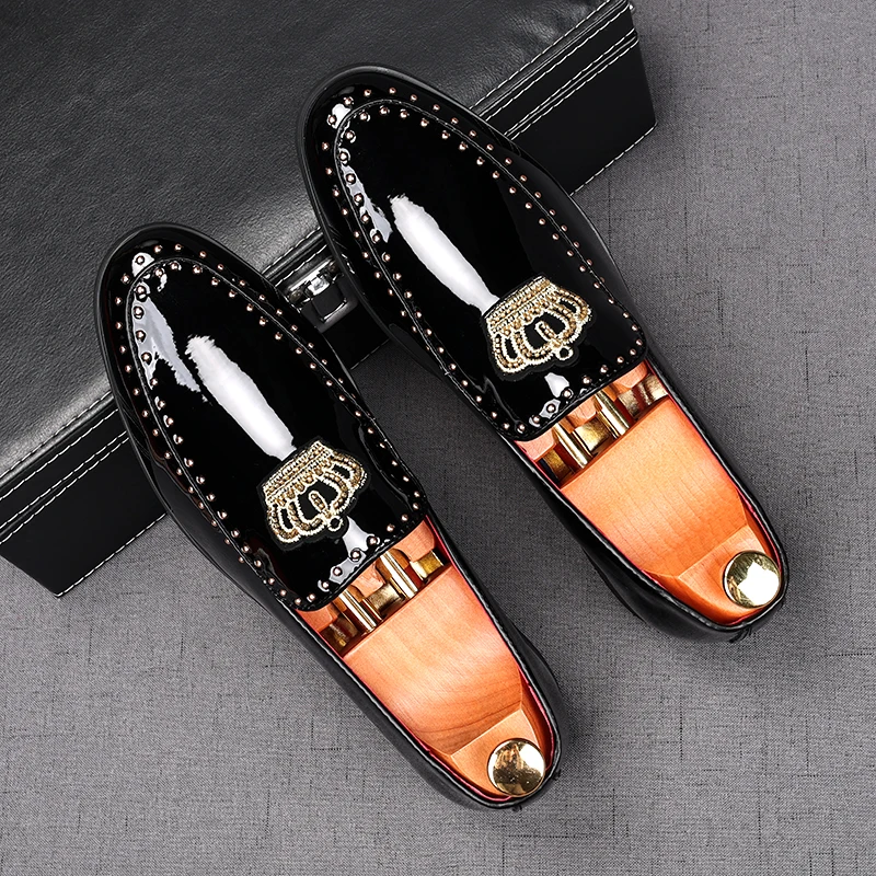 Casual Wedding Dress Shoes Men Britain Crown Embroidery Rivet Oxford Homecoming Dress Wedding Prom Loafer Sapato Social Zapatos