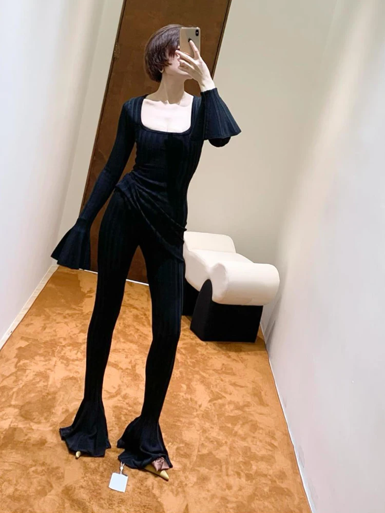 

High-waisted low-rise flared pants in black, elastic and slim-fitting, creating a flattering and elongated look. 2026 new style.