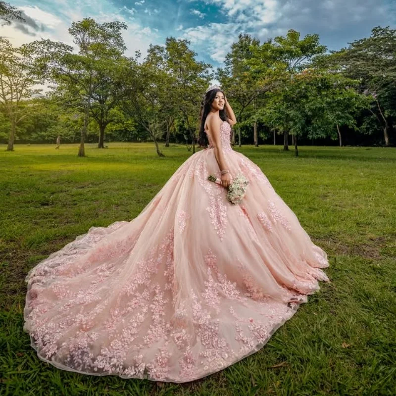 Sukienki Quinceanera w kolorze różowym na zamówienie, z odkrytymi ramionami, cekinowym zdobieniem, koronką i długim trenem, Vestido De 15 Quinceanera