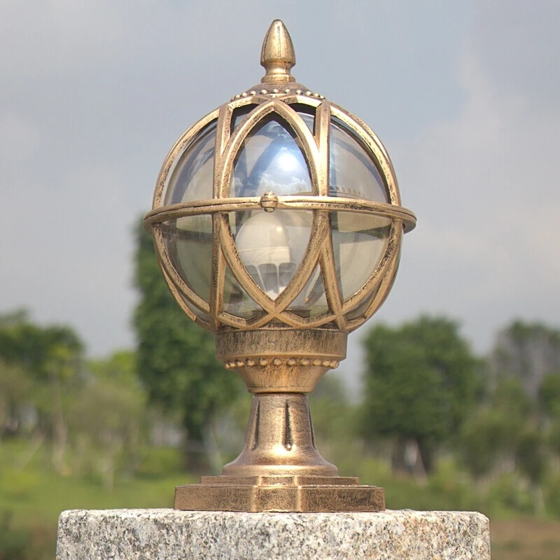 عمود إضاءة خارجي على شكل عمود مصباح فانوس الشارع مع غطاء زجاجي كروي لأضواء خارجية لمسار فناء الحديقة