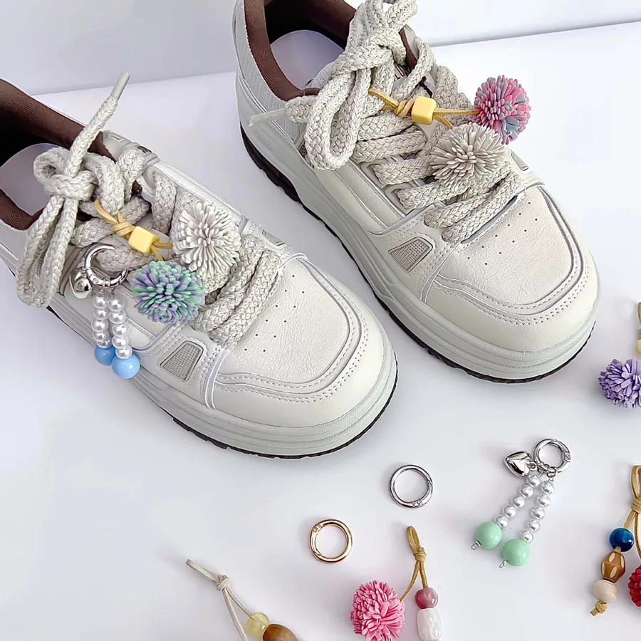 Niedliche Makronen-farbige Schuhblumen-Charms, Tannenzapfen-Pompom-Quasten-Anhänger, vielseitige DIY-Accessoires für Schuhe und Handtaschen-Dekoration – Detail 2