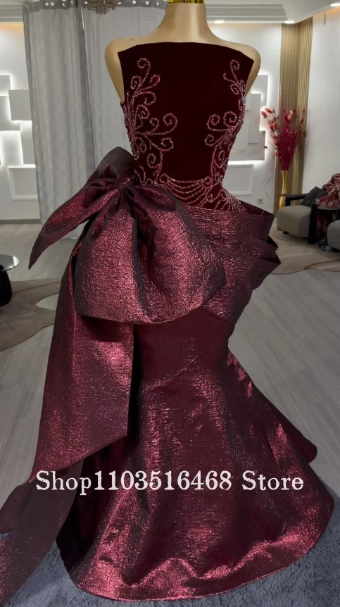 Vestido de noche sin tirantes color burdeos, elegante vestido de gala de terciopelo con corte sirena, vestido de alfombra roja personalizado con un gran lazo, ideal para ocasiones especiales.