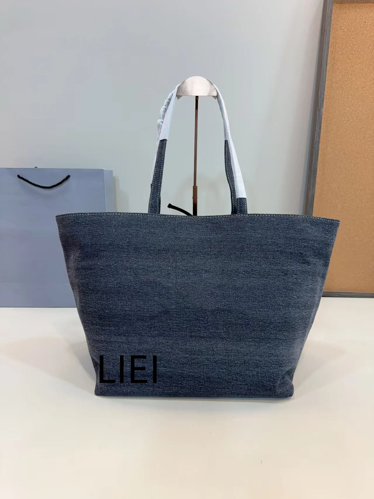

Fashion Large Capacity Trapeze Bag Designer Chic Lock Women Shoulder Bags Luxury Pu Leather Handbags Trend Underarm Bag 2025 14