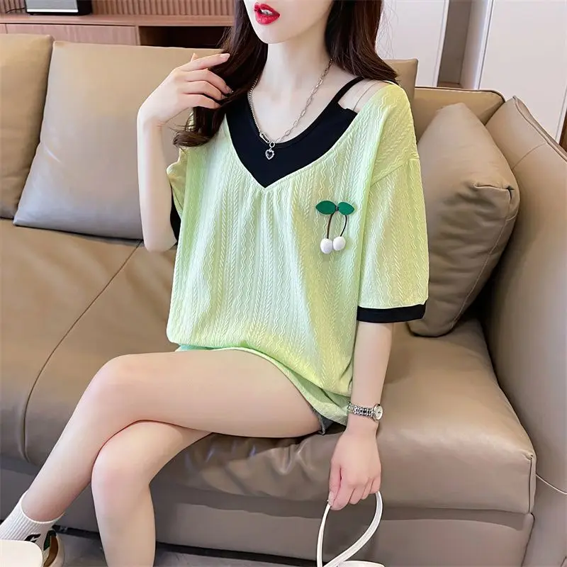 T-shirt allentata a maniche corte con scollo a V T-shirt estiva da donna patchwork di colore T-shirt con applicazioni di moda casual T-shirt con spalle scoperte