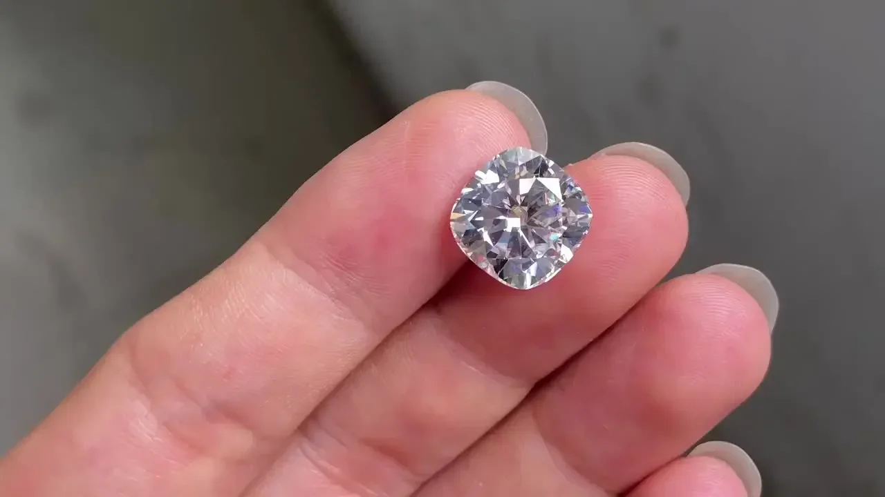 D Color Super White Moissanite Diamond Round / Oval / Pear / Radiant / Emerald / Heart / Princess / Cushion / Asscher / Triangle