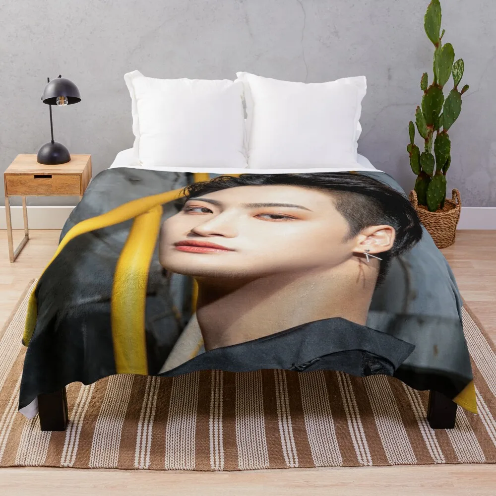 ATEEZ SEONGHWA THE WORLD EP.1 : MOVEMENT GUERRILLA Throw Blanket Sofas Heavy Furrys Blankets