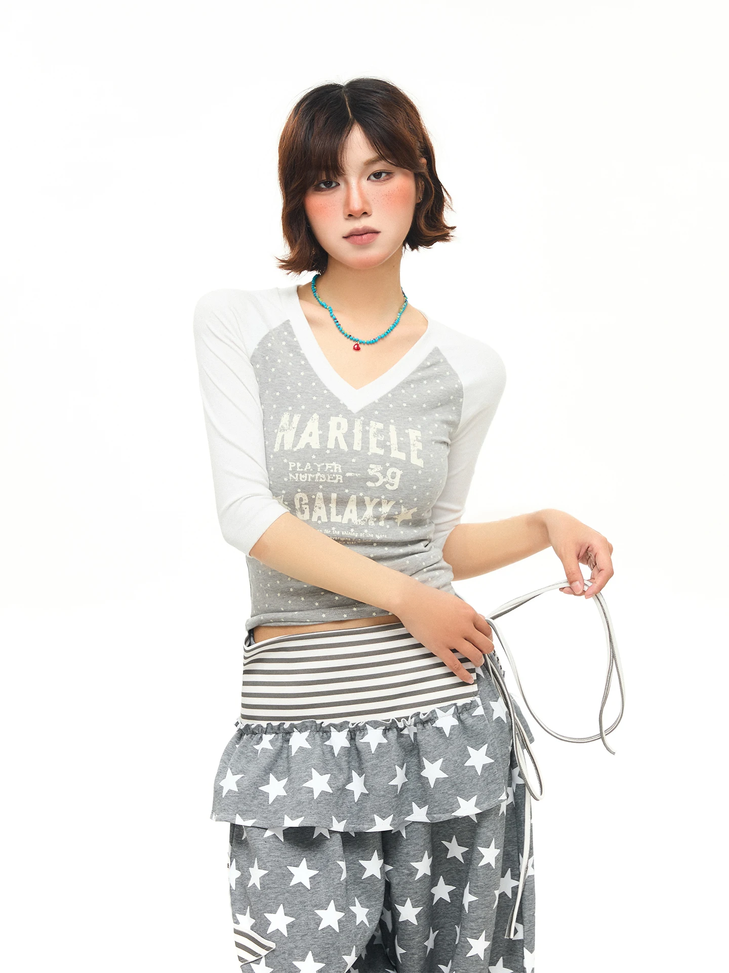 

Футболка женская Chen Zhanlao Store, американского дизайна, с контрастными цветами и принтом в горошек, V-образным вырезом, коротким рукавом, летняя, приталенная, укороченная.