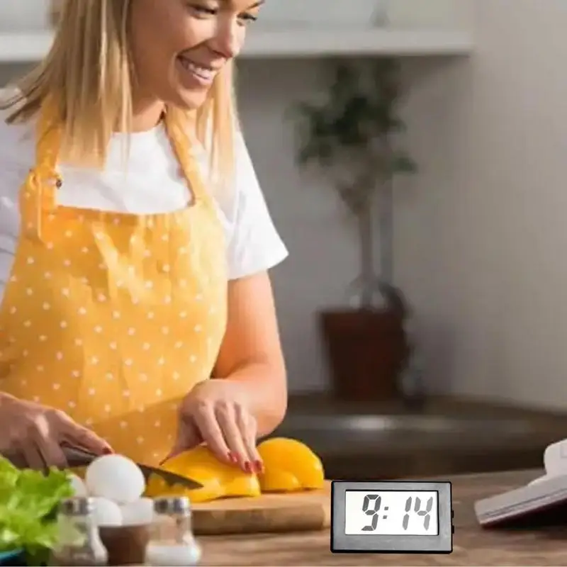 Mini Reloj portátil silencioso para niños, batería pequeña con botón, cristal líquido, escritorio de cabecera