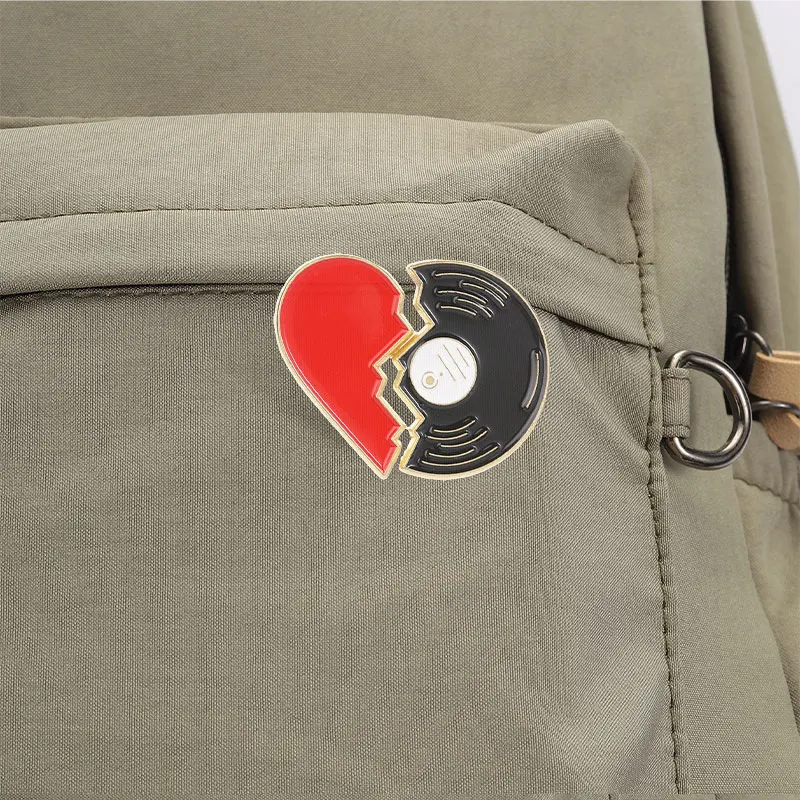 Split Heart Food Vinyl-Schallplatten-Emaille-Abzeichen, süße gebrochene Herz-Anstecknadel, Brosche, Metall-Reversdekoration für Jacke, Rucksack, Geschenk – Detail 3