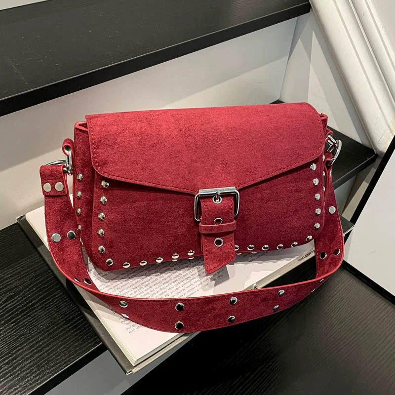 Bolso de hombro de ante burdeos con tachuelas para mujer, estilo retro moto, con solapa y hebilla, bolso de mano vintage para otoño e invierno 2026