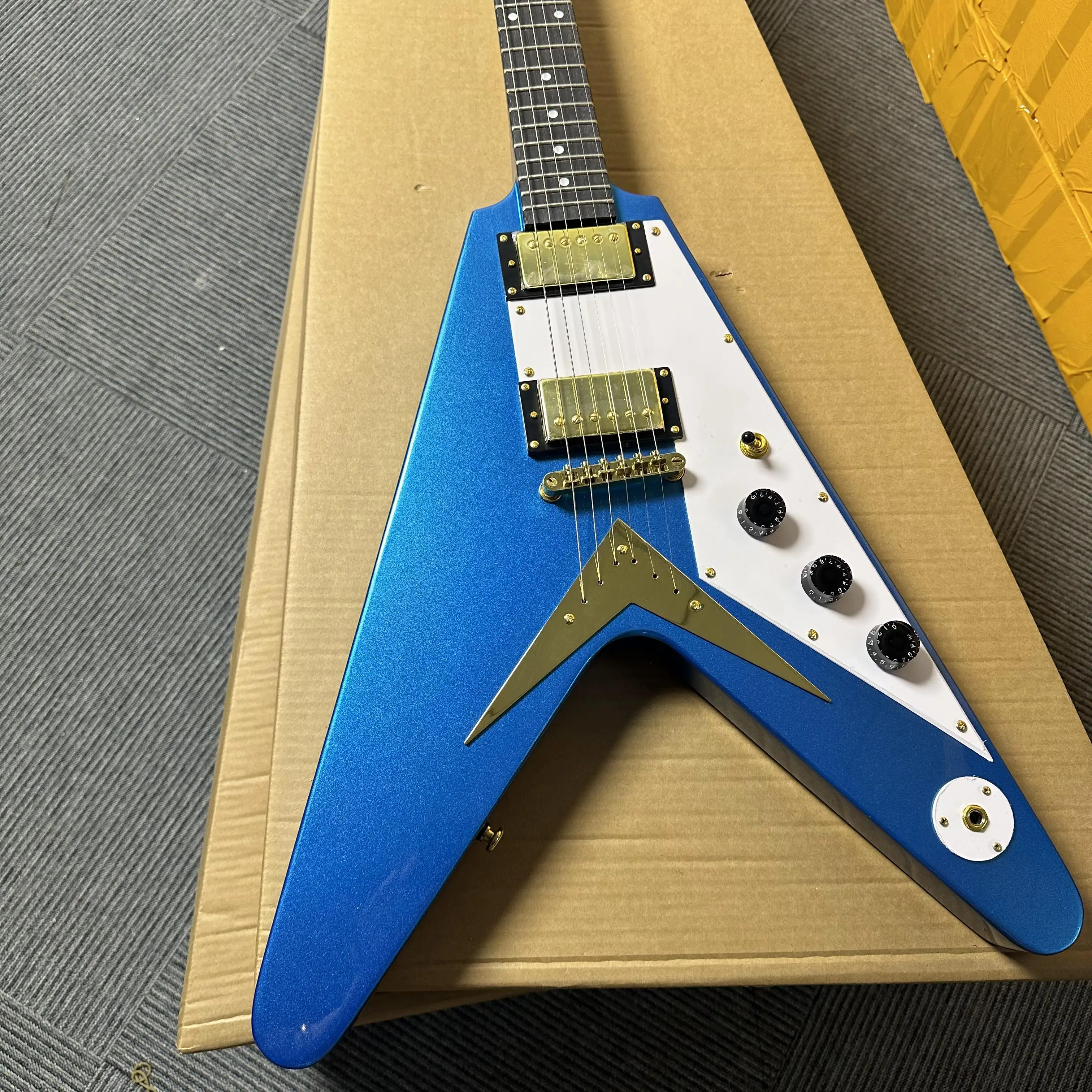 

High-end finish, high-end aircraft-shaped electric guitar with large tuning pegs, blue body free shipping