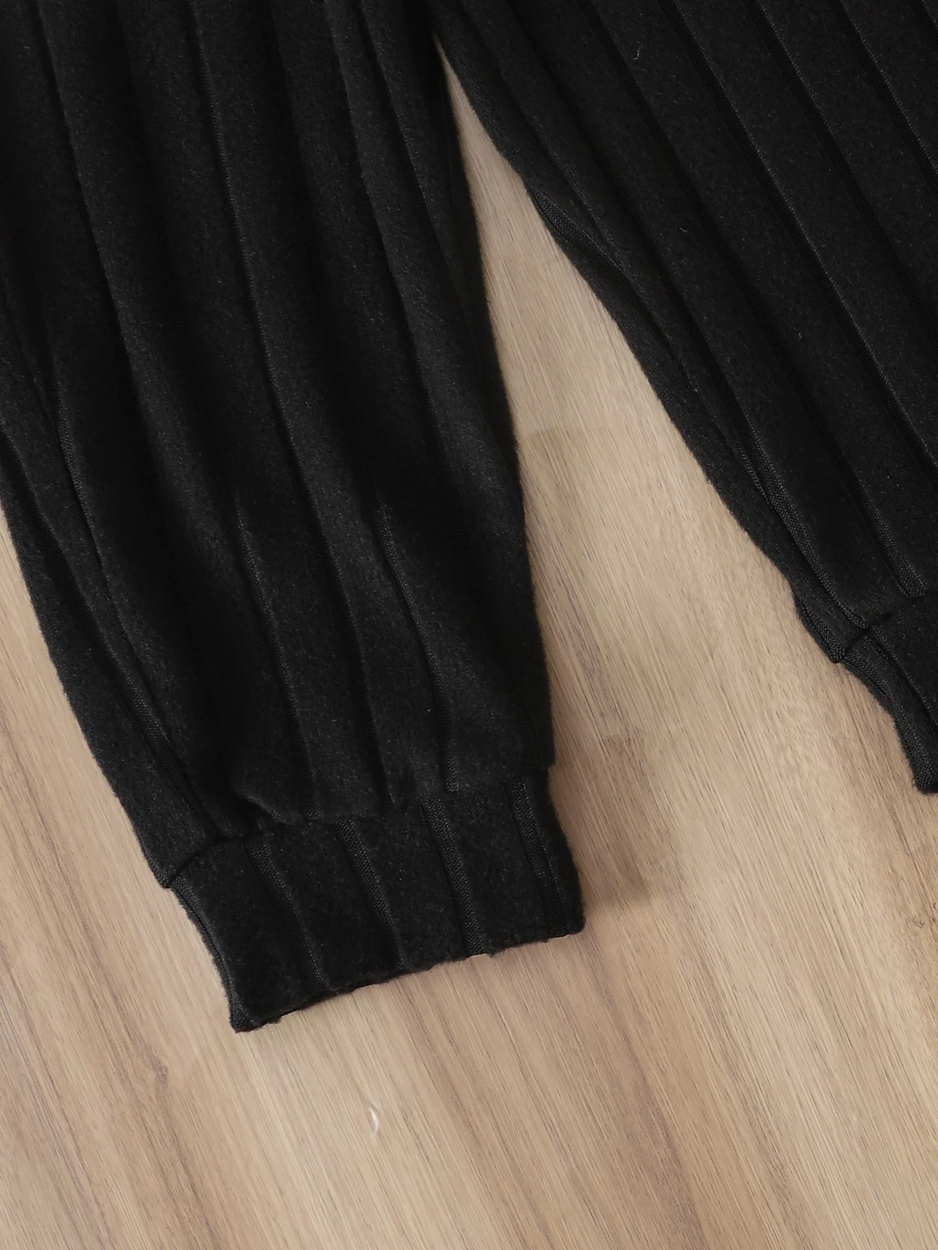 2-teiliges Baby-Outfit für Frühling und Herbst, Farbblock-Design, vertikal geripptes Langarm-Oberteil mit Rundhalsausschnitt + schwarz gestreifte Jogginghose mit Bündchen, schlicht. – Detail 6
