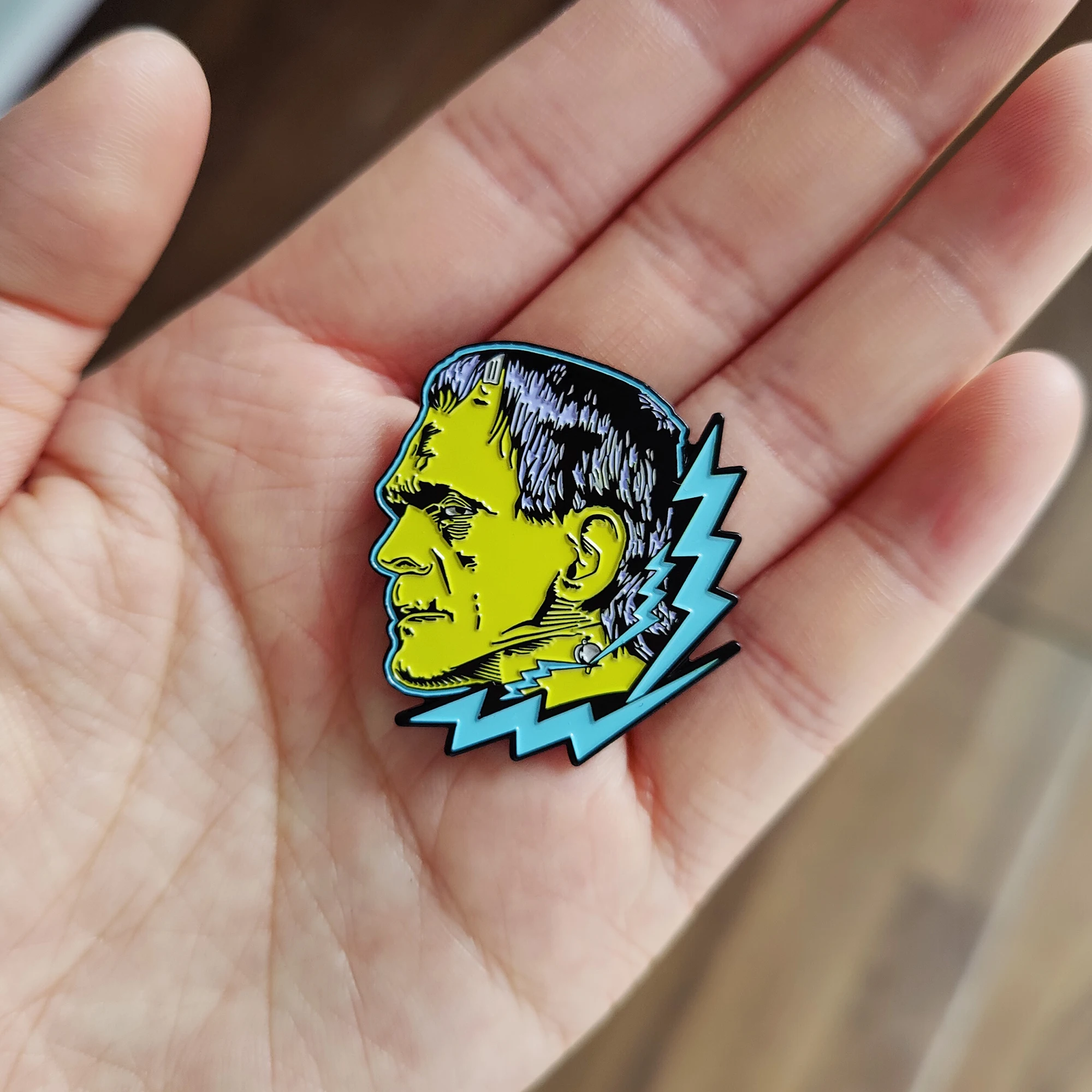 مونستر هيرمان الرعب مصاص دماء المينا دبوس التلبيب بروش شارة معدنية مجوهرات اكسسوارات