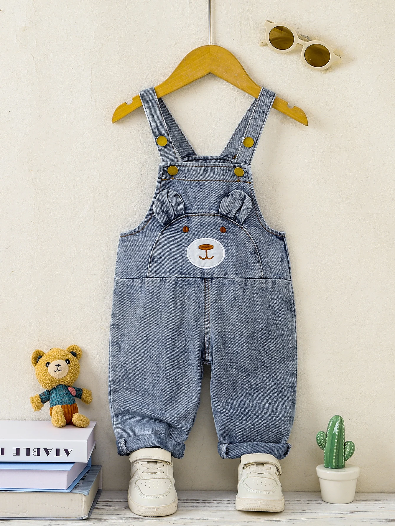 

Джинсовый комбинезон для мальчиков 0-3 лет, весна-осень 2026: светло-голубые брюки на подтяжках с мультяшными нашивками, легко надевать, для дома, улицы, повседневной носки