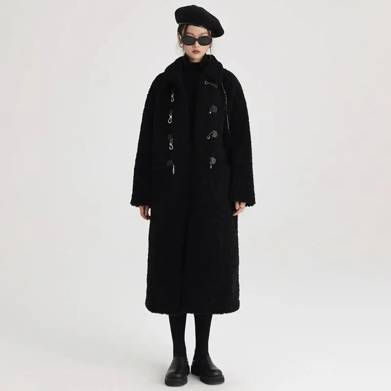 Płaszcz zamszowy z futra jagnięcego dla kobiet na zimę 2025, z luźnymi guzikami z rogu wołu i grubym futrem, jednoczęściowy płaszcz.