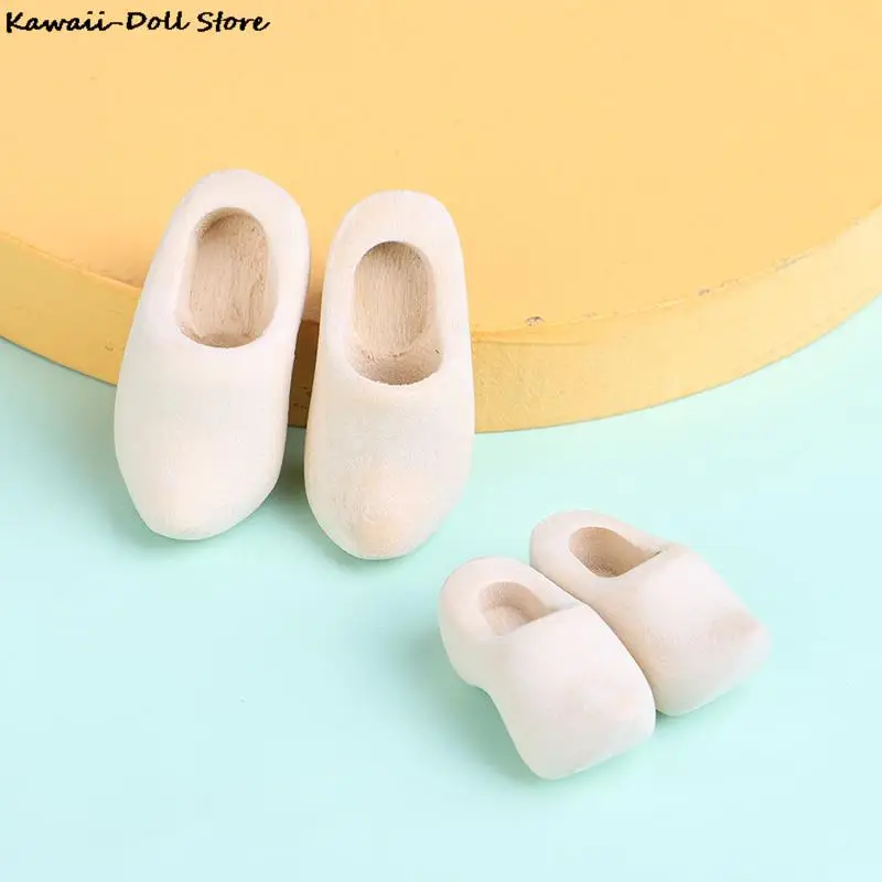 1Pair 1/12 Dollhouse Miniature Dutch Wooden Shoes Handmade Wooden Clogs Simulation Scene Collocation Model DIY Accessories