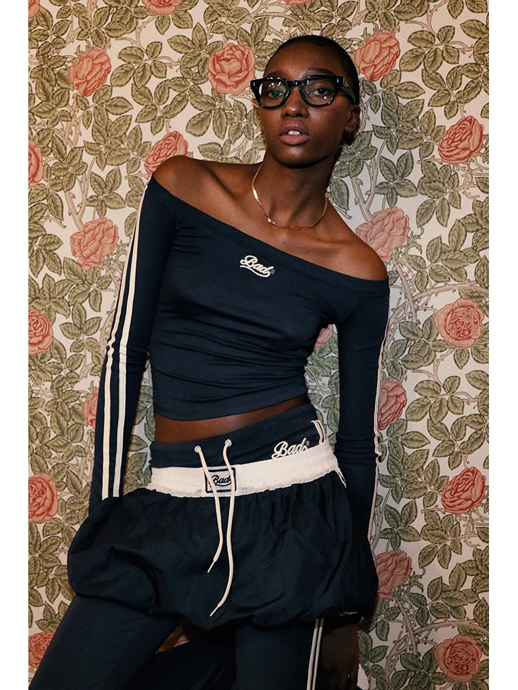 قميص نسائي بأكمام طويلة ملابس خارجية للربيع والخريف ملابس داخلية بكتف واحد مثير تي شيرت صيفي بتصميم نحيف