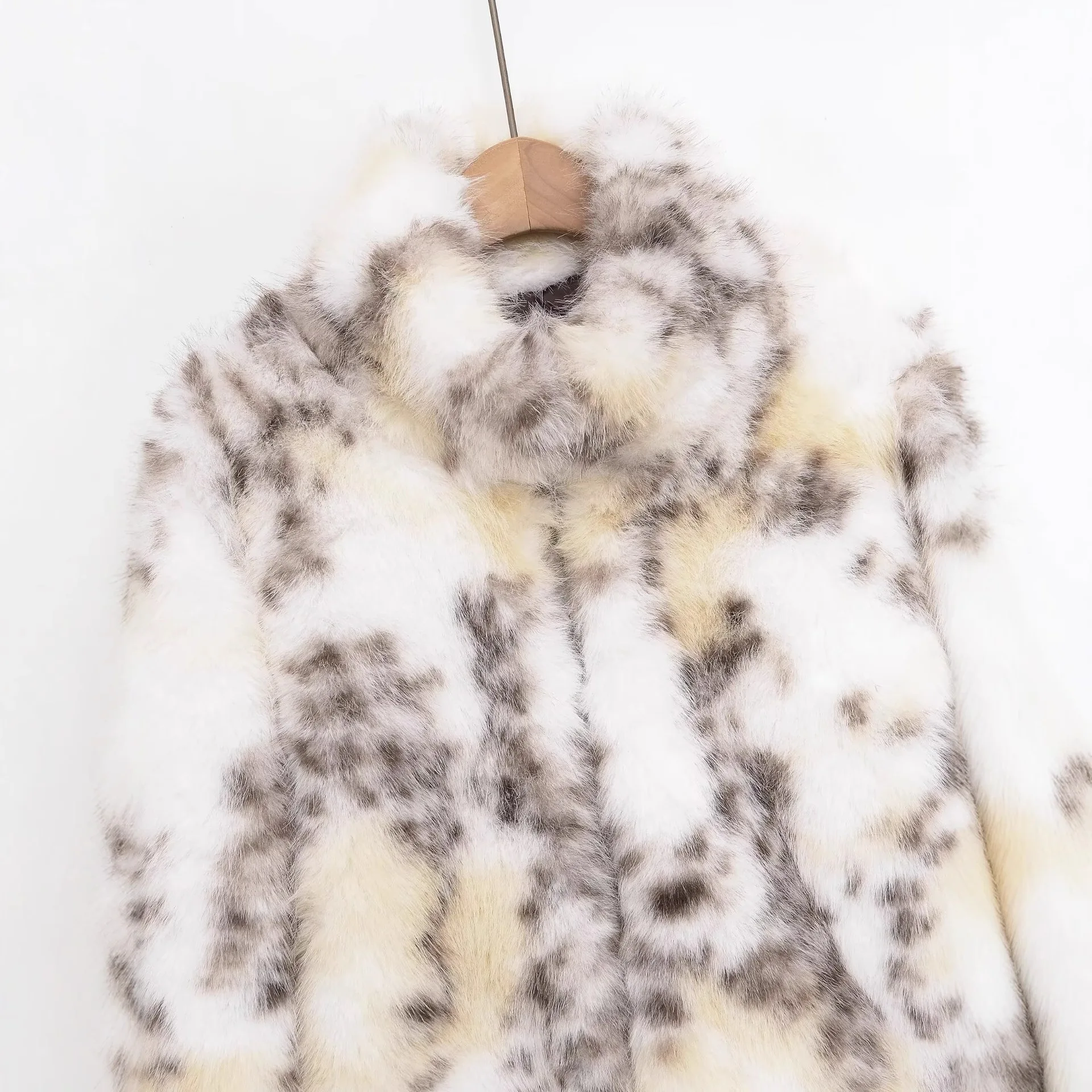 معاطف شتوية من الفرو الصناعي المنفوش مطبوعة على شكل حيوانات لعام 2025 للنساء سترة أنيقة سميكة للدفء وياقة ثابتة ملابس خارجية بأكمام طويلة للسيدات في الشارع #5