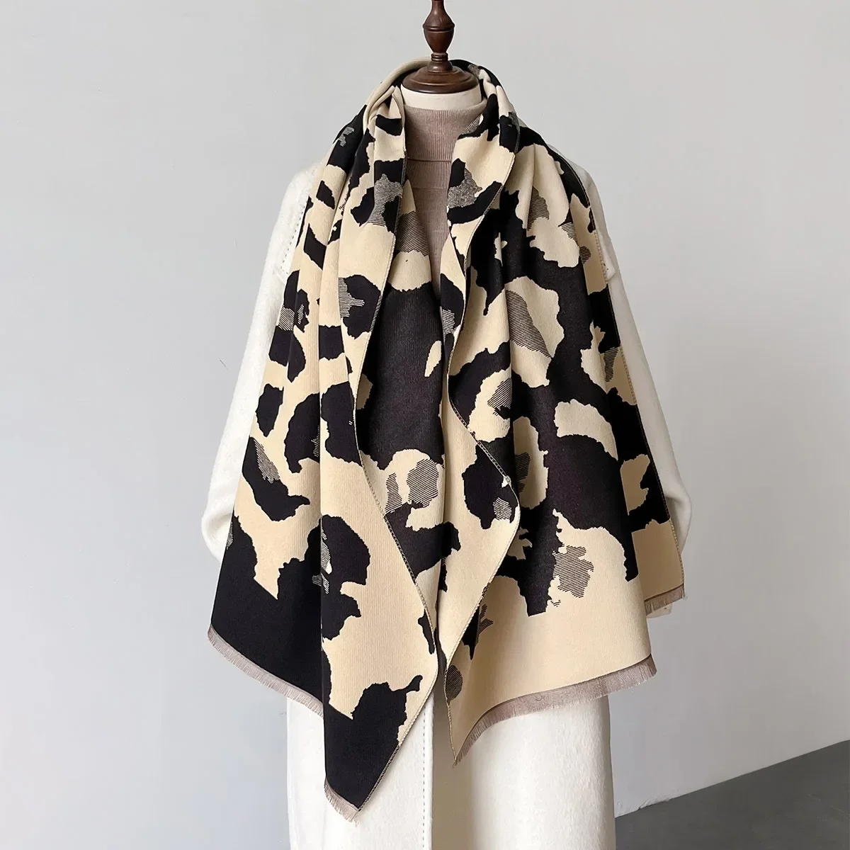 2024 New Fashion Leopard Print Cashmere Scarf Winter Shawls Female Autumn Thickened Warm Women Tassel Wraps Outdoor Neck Scarfs