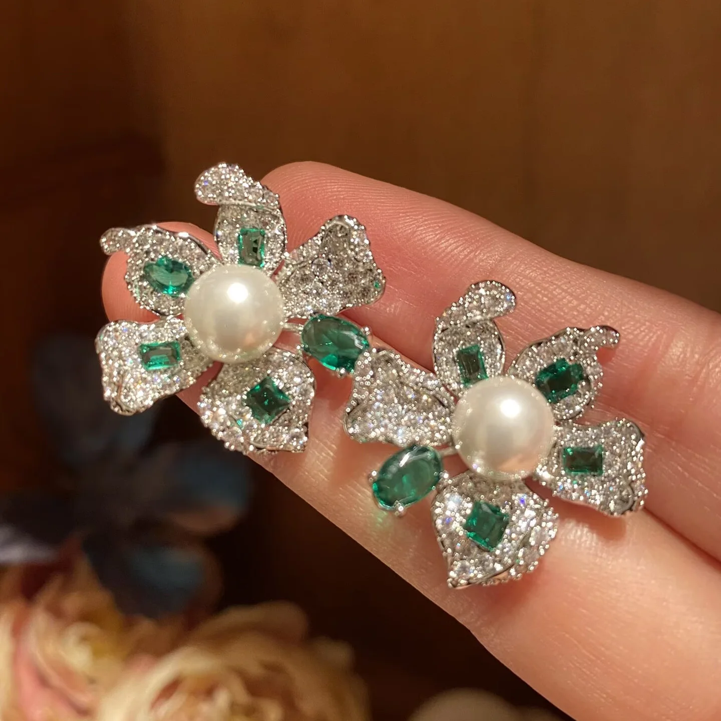 

Sparkling Petal Stud Earrings for Women Silver Tone Green Crystal Pearl Earrings Gift flower wedding jewelry