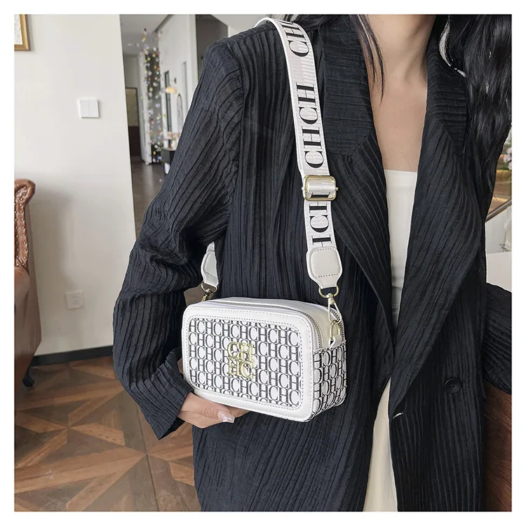 قادم جديد! حقيبة كاميرا مطبوعة بالزهور - حقيبة كتف مربعة أنيقة للنساء. عصري ومتعدد الاستخدامات، مثالي للاستخدام اليومي #4