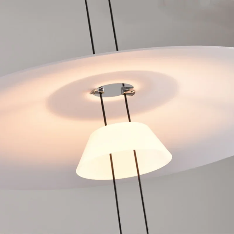 Lampe suspendue circulaire minimaliste au design moderne, luminaire décoratif d'intérieur, idéal pour un salon, une salle à manger, un bar ou une table à manger