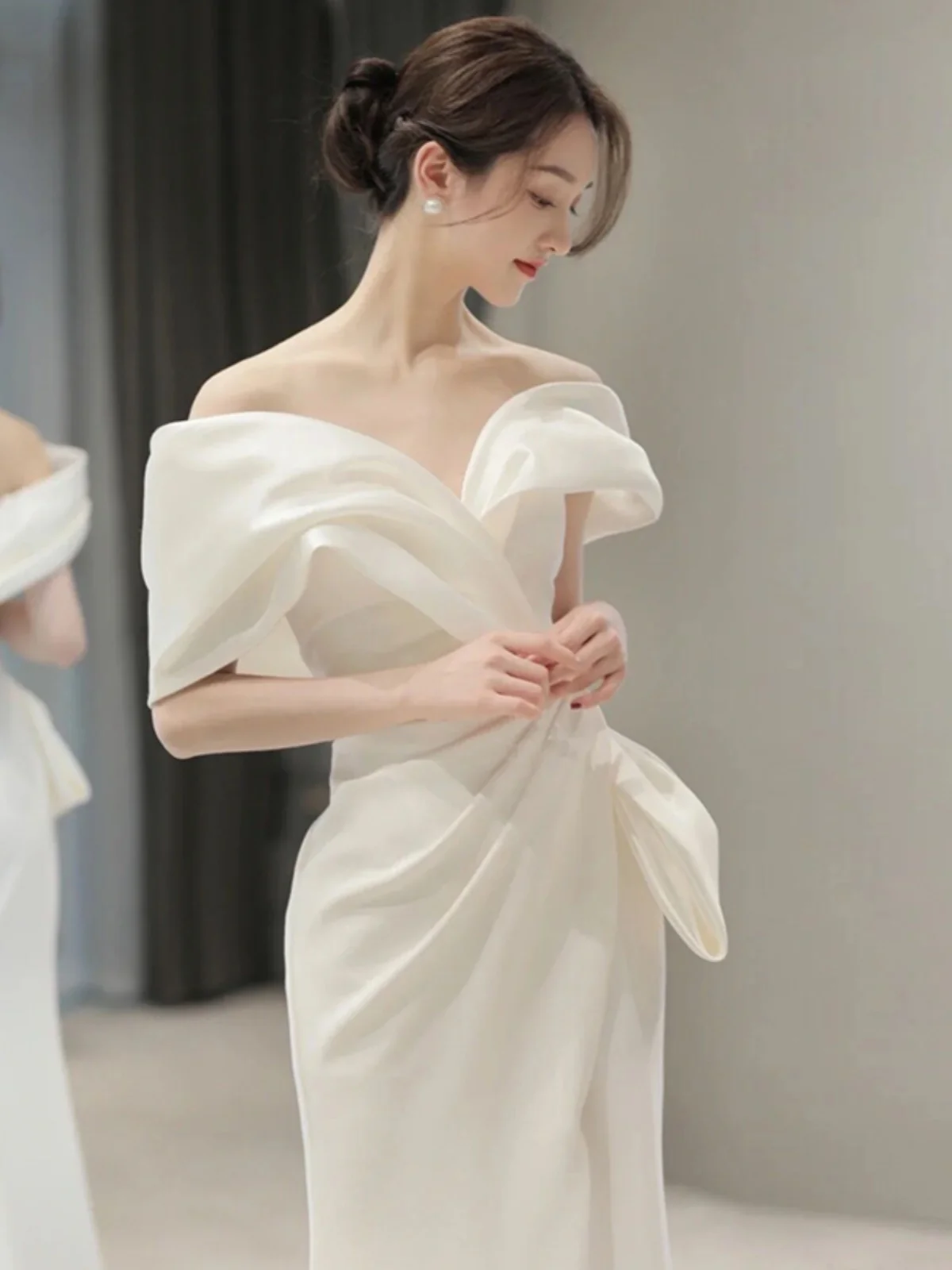 

Легкое атласное свадебное платье на одно плечо для молодежи 8-25 лет, белое, для выездной регистрации на природе, с рукавами