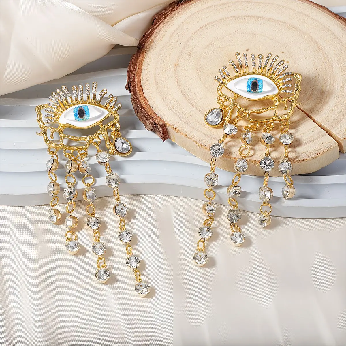 Wind personality exaggerated retro three-dimensional eyes eyelashes flash diamond fringed earrings light luxury niche high sense