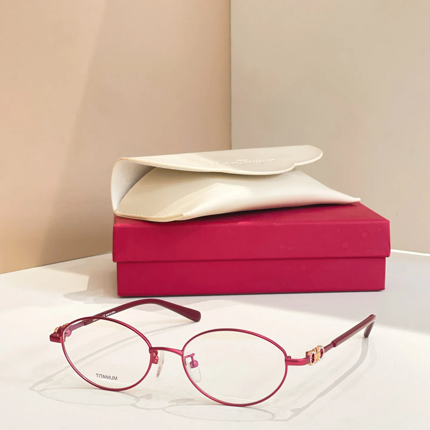 نظارات من سبائك التيتانيوم للنساء، إطارات طبية مرنة وخفيفة الوزن للغاية، نظارات بصرية بنمط مصمم مع هدية مريحة