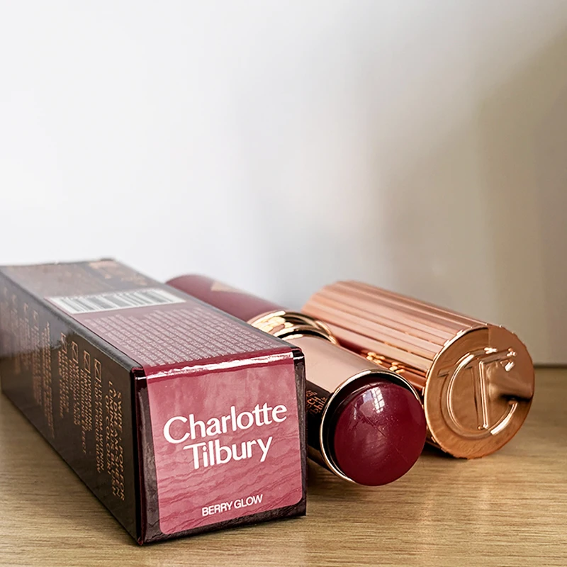 Charlotte CT Cushion Blush Stick, langdurige natuurlijke kleur, dubbelzijdige blush voor lippen en wangen, geperst poeder van Tilbury.