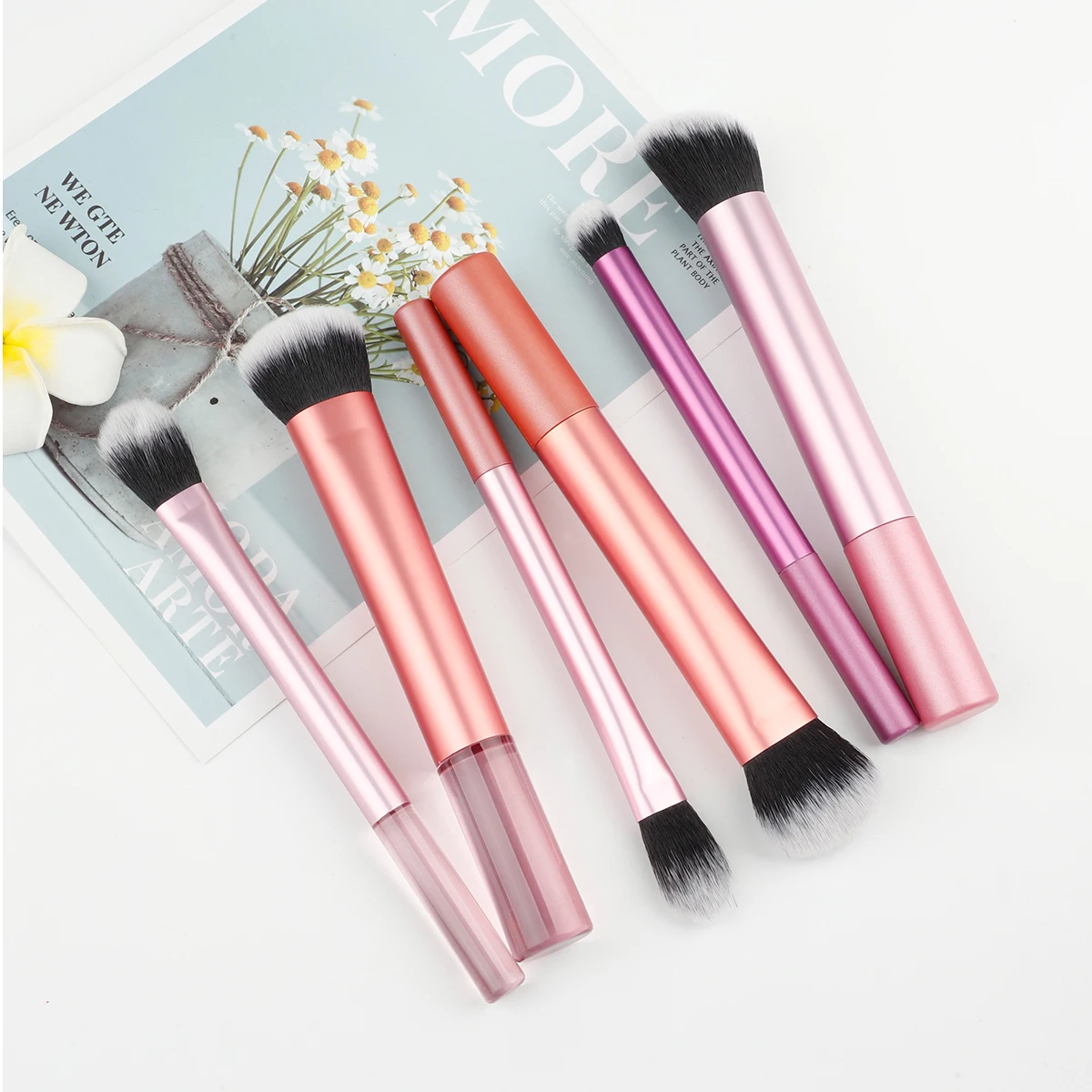 مجموعة أدوات مكياج احترافية لامعة باللون الأسود مكونة من قطعتين/مجموعة عالية الجودة بما في ذلك البودرة وأحمر الخدود والكونتور وظلال العيون وهايلايتر