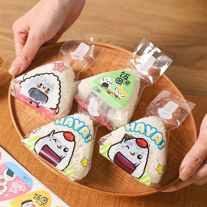 Bolsa de embalaje de bolas de arroz triangular de dibujos animados, bolsa de Sushi Nori Onigiri con 2 moldes Onigiri y 50 pegatinas, molde para hacer Sushi, 50 Uds.