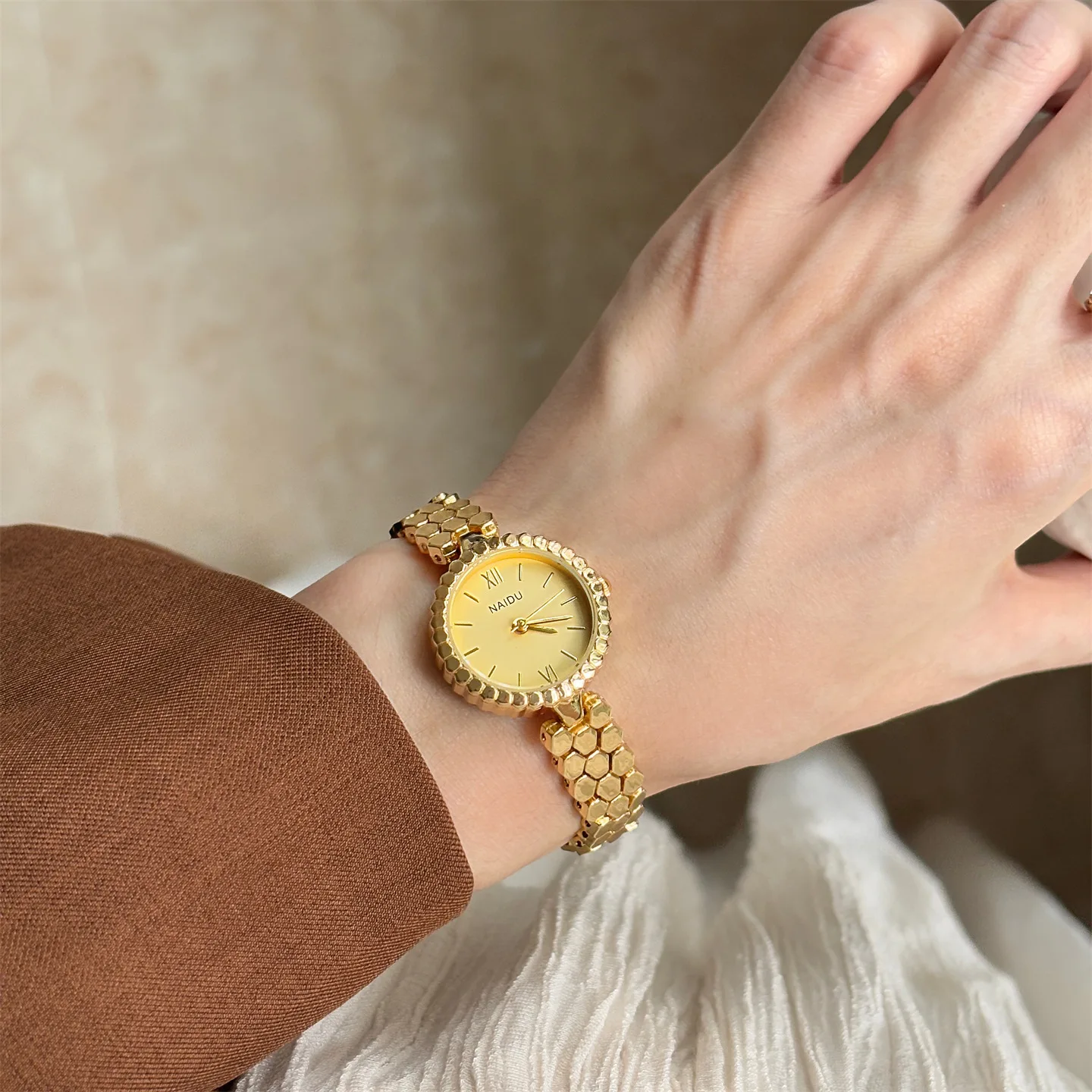 

Naidu New Series of Fish Scale Circular Women's Watches, Niche, Light Luxury Design, High Aesthetic Value Bracelet Watch Gift